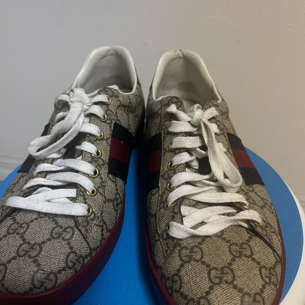 Gucci Men's Beige and Red Logo Sneakers